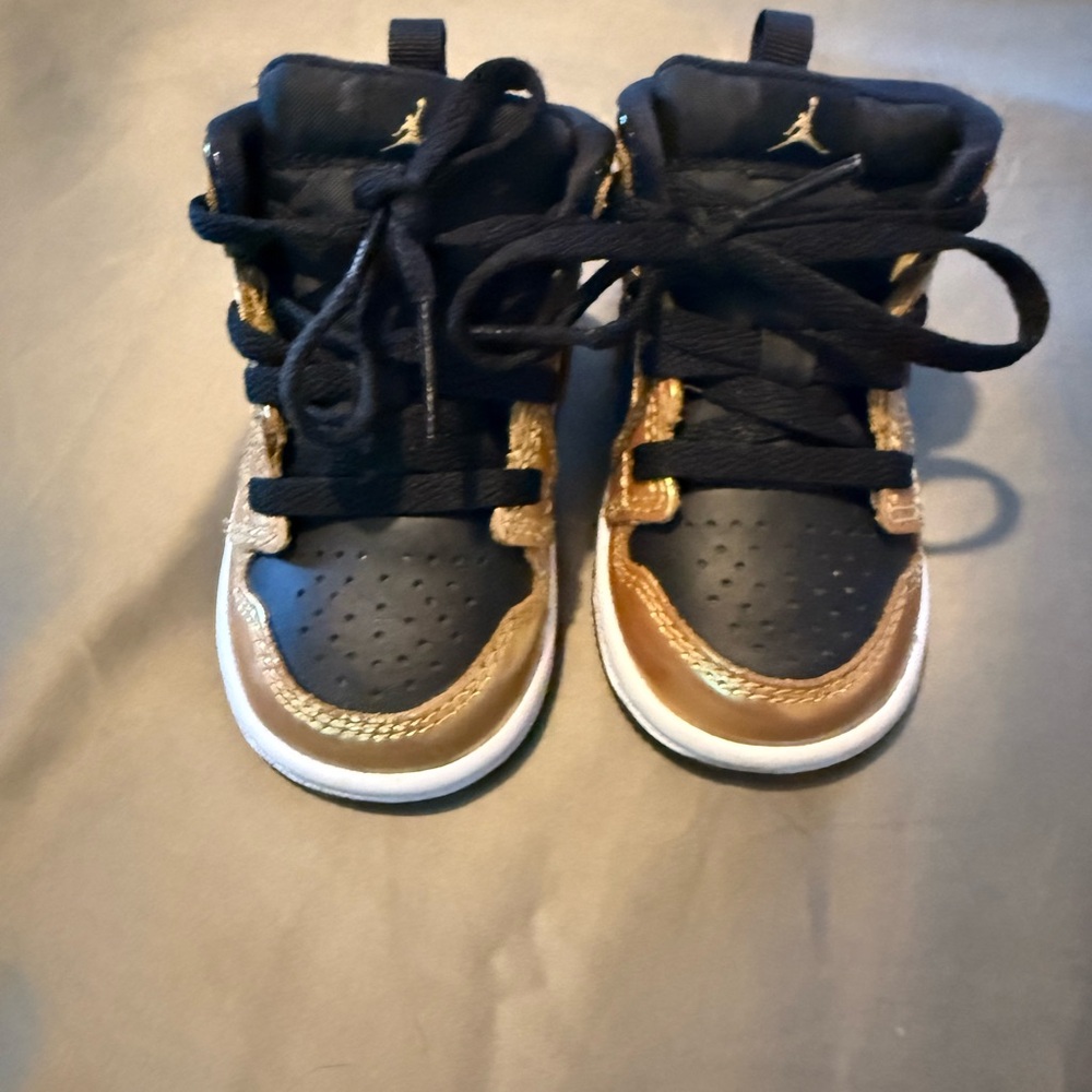 Jordan Kids Sneakers in Black and Gold